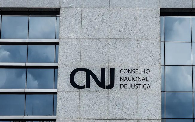 Auxílio-alimentação de R$ 10 mil para juízes é suspenso pelo CNJ