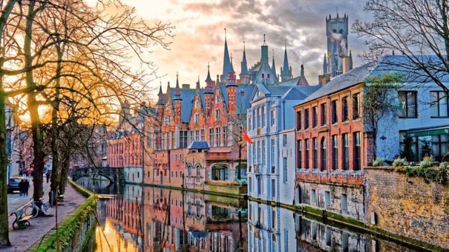 Com cerca de 117 mil habitantes, Bruges é um local atravessado por canais, que percorrem a cidade e podem até levar os turistas para as cidades vizinhas.