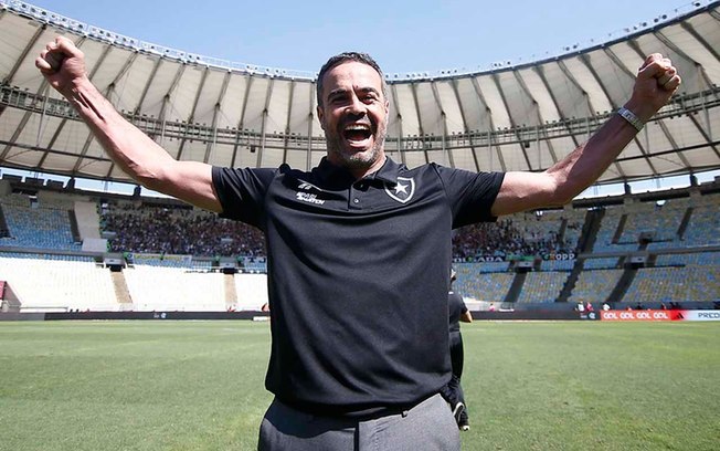 Artur Jorge já percebeu que, no Maracanã, Botafogo joga de local 