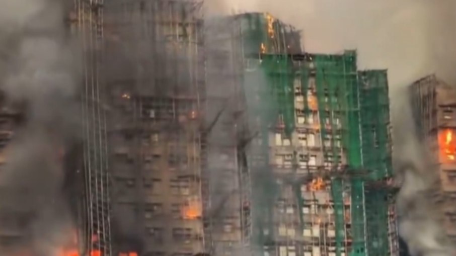 Incêndio de grandes proporções deixa ao menos 36 mortos em Hong Kong. Incêndio de grandes proporções deixa ao menos 36 mortos em Hong Kong.
