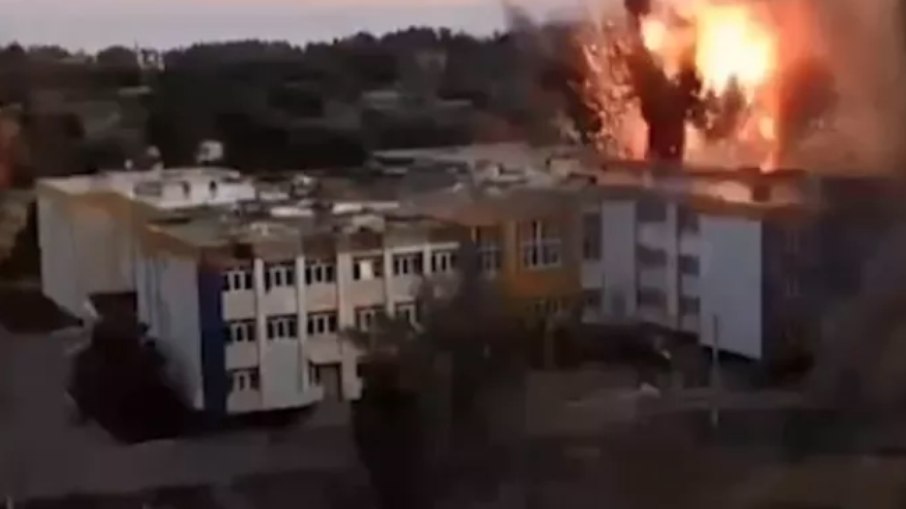 Civis são mortos por bombardeio durante retirada da região de Kherson