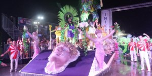 Agremiações de Niterói agitam a pista no primeiro dia de desfile