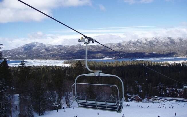 As montanhas ao redor de Big Bear Lake são ideais para os fãs de esqui que buscam coisas para fazer na Califórnia