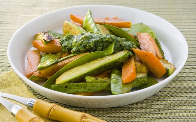 Foto da receita Legumes grelhados com pesto de salsinha pronta.