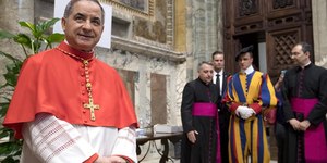 "Decidi obedecer", diz cardeal condenado ao desistir do conclave