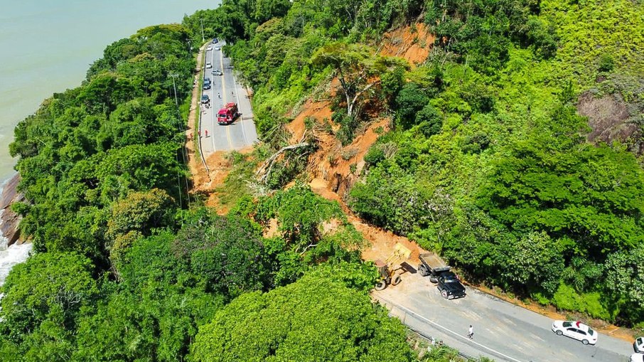 Deslizamentos provocaram mortes, deixaram desabrigados e cidades isoladas