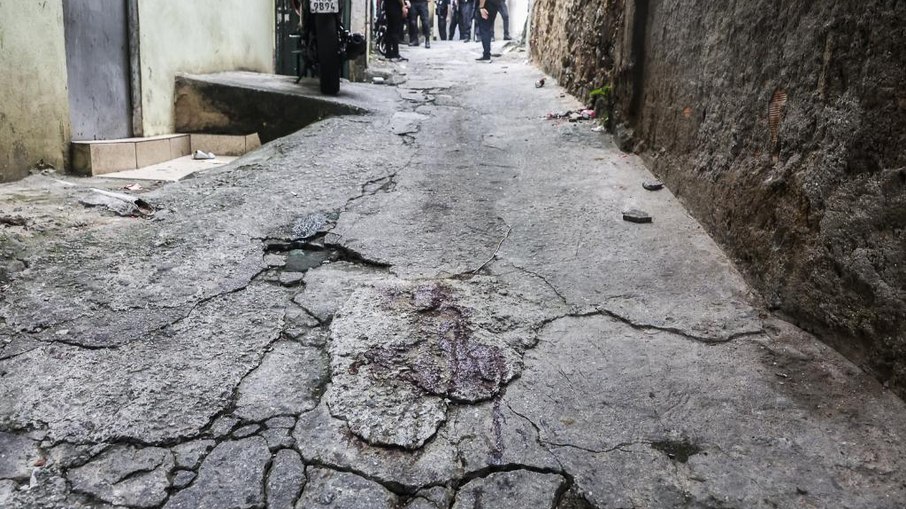 Perícia técnica é realizada em imóvel no Morro dos Prazeres após operação policial que terminou com oito mortos