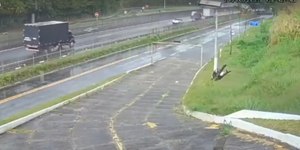 Vídeo: veja momento em que ônibus com rubro-negros tomba na Dutra