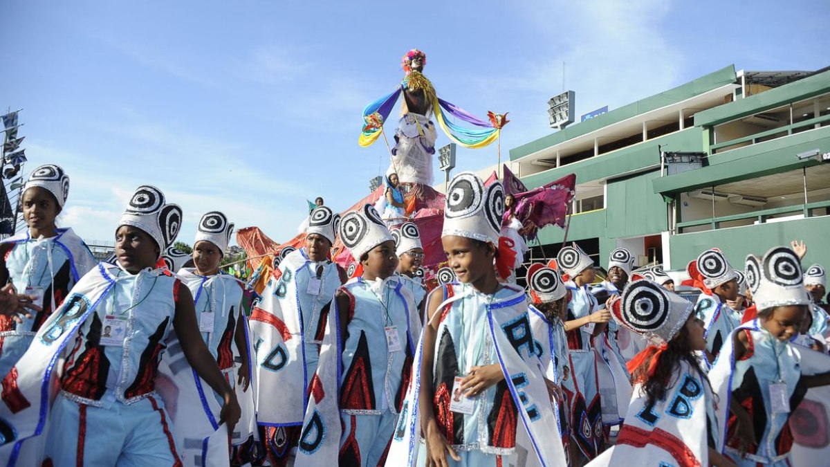 Último dia de Carnaval tem desfiles de escolas de samba mirins no Rio