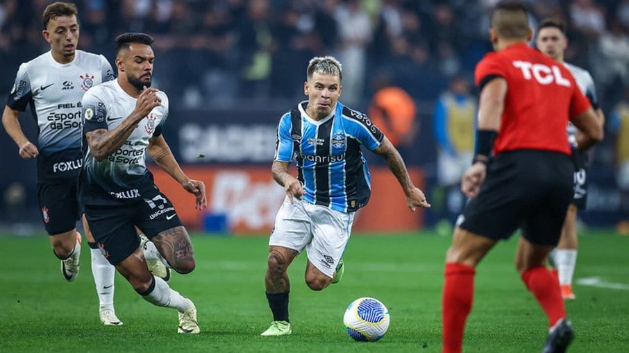 Soteldo em ação pelo Grêmio na partida diante do Corinthians, pelo Campeonato Brasileiro