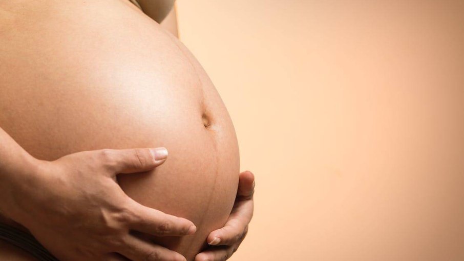 De acordo com a ginecologista Aline Leite, o ato sexual durante a gravidez traz benefícios a gestante. 