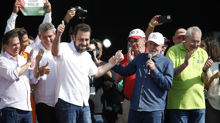 Presidente Lula ao lado do deputado federal (PSOL) e pré-candidato à prefeitura de SP, Guilherme Boulos, durante ato das centrais sindicais do Dia do Trabalhador=