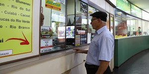 Idosos têm direito a desconto de 50% em passagens a qualquer hora