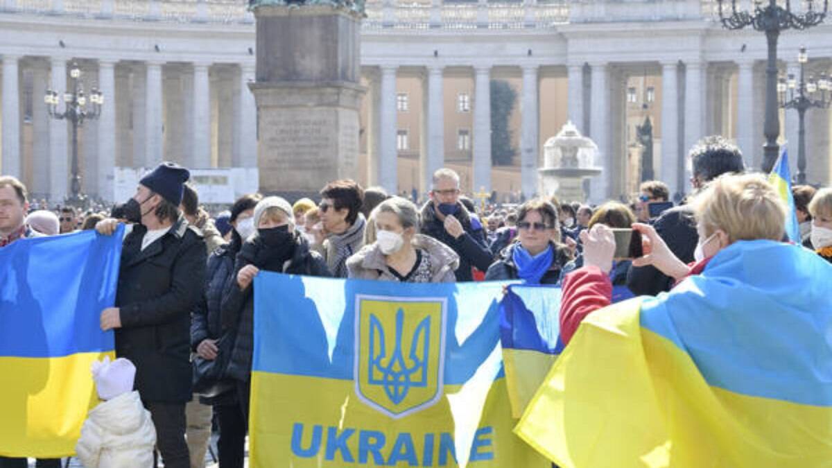 Bandeiras da Ucrânia durante Angelus do Papa na Praça São Pedro