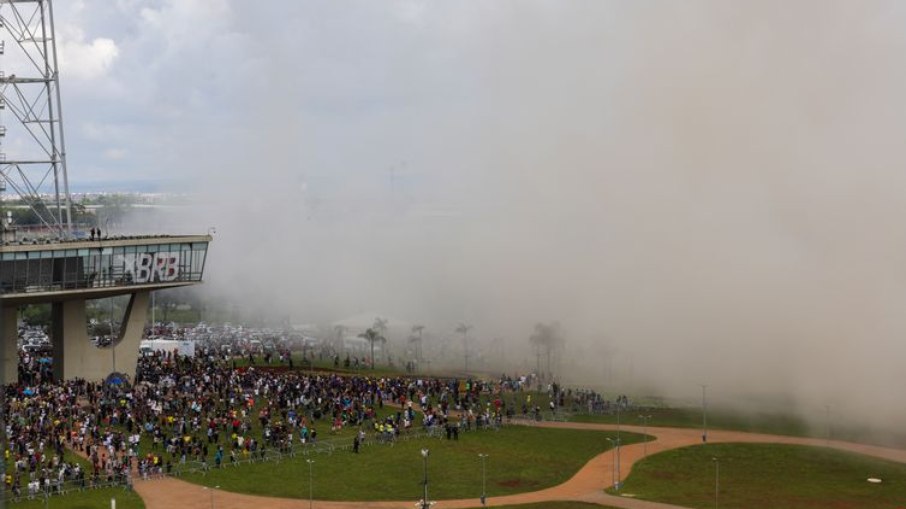 População acompanha a queda do Torre Palace Hotel a uma distância segura População acompanha a queda do Torre Palace Hotel a uma distância segura