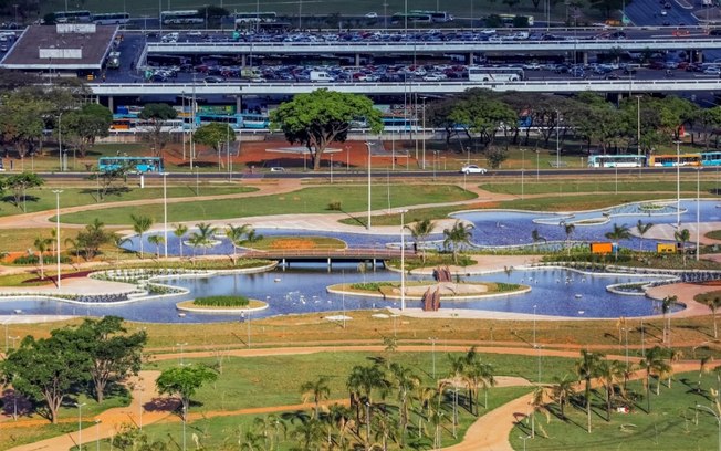 Esculturas de Amilcar de Castro transformam Jardim Burle Marx