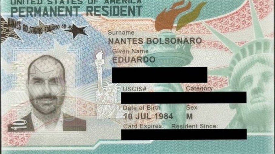 Eduardo Bolsonaro recebe green card do governo Trump Eduardo Bolsonaro recebe green card do governo Trump