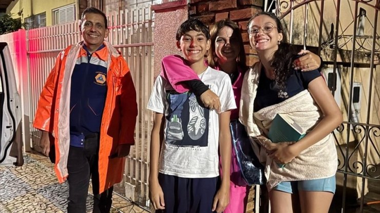 Família é resgatada após alagamento em Valinhos