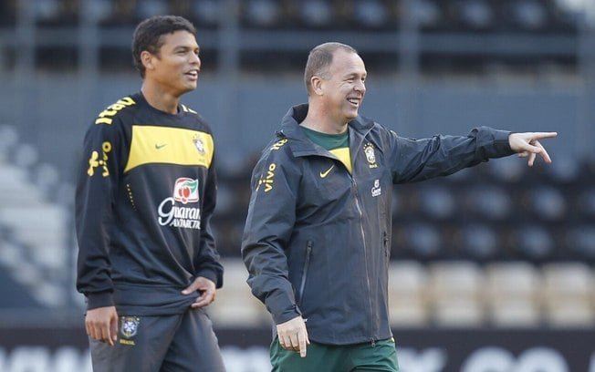 Mano Menezes ao lado de Thiago Silva nos tempos de Seleção Brasileira 