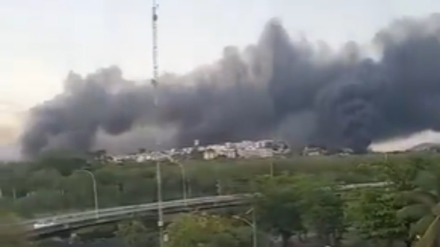 Fumaça densa sobre o Complexo de Israel Fumaça densa sobre o Complexo de Israel