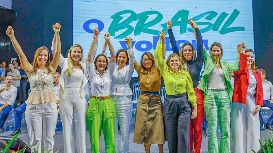 Lula tirou foto de mulheres que estavam presentes em evento no Ceará