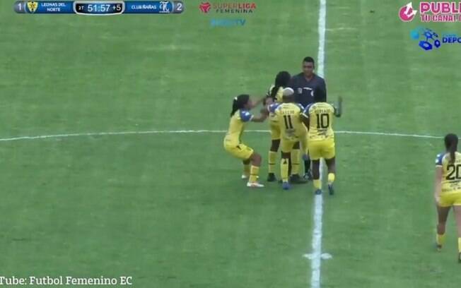 No Equador, jogadora chuta árbitro em lugar inusitado após receber cartão vermelho