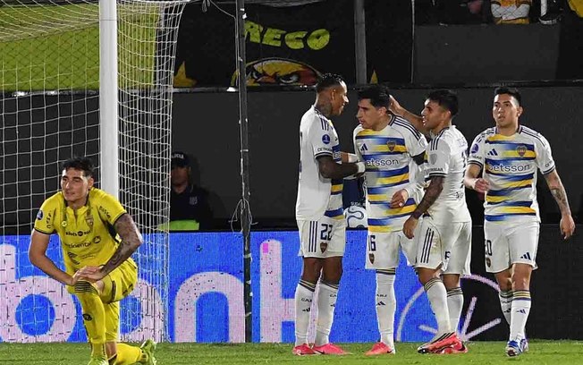 Villa é celebrado após marcar o segundo gol do Boca Juniors diante do Recoleta