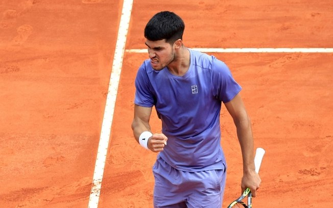 O tenista espanhol Carlos Alcaraz comemora um ponto na vitória sobre o francês Arthur Fils nas quartas de final do Masters 1000 de Monte Carlo, em 11 de abril de 2025 O tenista espanhol Carlos Alcaraz comemora um ponto na vitória sobre o francês Arthur Fils nas quartas de final do Masters 1000 de Monte Carlo, em 11 de abril de 2025