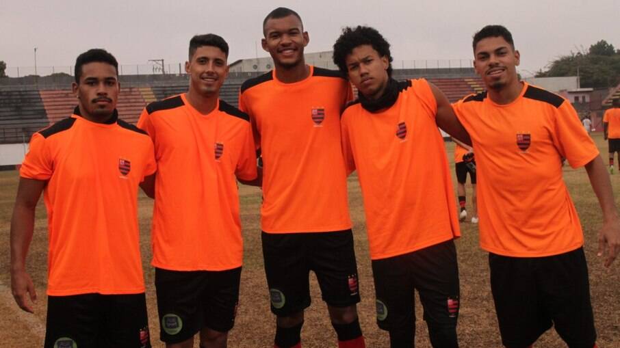 Dois zagueiros, dois atacantes e um lateral direito chegaram do time pernanbucano. Dois zagueiros, dois atacantes e um lateral direito chegaram do time pernanbucano.