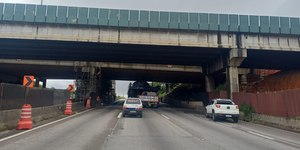 Carga de quase 500 toneladas fica agarrada em viaduto Dutra