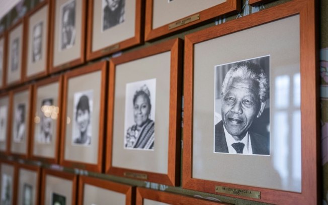 Uma foto do sul-africano vencedor do Prêmio Nobel da Paz Nelson Mandela (1918-2013), fotografado ao lado de outros ganhadores em uma sala do Instituto Nobel Norueguês em Oslo, no dia 25 de setembro de 2024