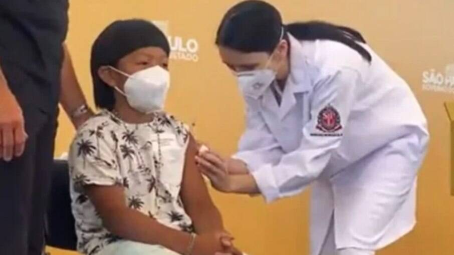 SP vacina primeira criança do país