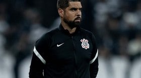 António Oliveira elogia Corinthians e evita falar sobre demissão