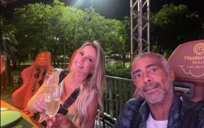 Romário posta foto junto de nova parceira e confirma namoro