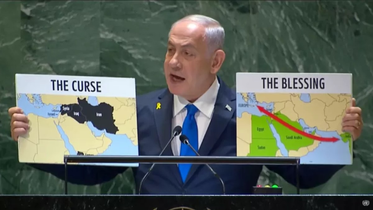 Benjamin Netanyahu em discurso na ONU com cartazes que sugerem 'a maldição' e 'a benção' na região da Faixa de Gaza