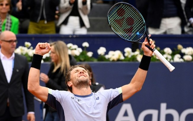 O norueguês Casper Ruud comemora a conquista do torneio de Barcelona após vencer o grego Stefanos Tsitsipas na final, no dia 21 de abril de 2024.