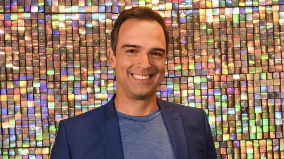 Tadeu Schmidt faz estreia como ator em novela da Globo