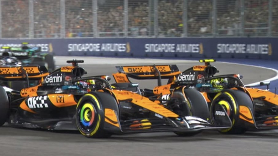Momento do toque entre as McLaren de Oscar Piastri e Lando Norris no GP de Singapura. Momento do toque entre as McLaren de Oscar Piastri e Lando Norris no GP de Singapura.