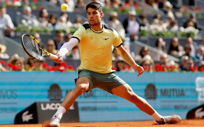 O espanhol Carlos Alcaraz durantea partida contra o brasileiro Thiago Wild no Masters 1000 de Madri