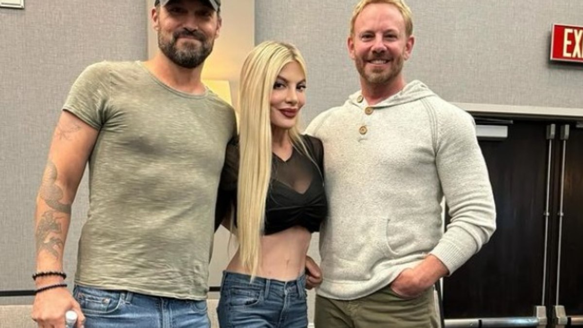 Atriz Tori Spelling postou foto do encontro com outros dois integrantes da icônica série dos anos 1990