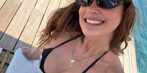 Flávia Alessandra exibe barriga chapada na Turquia