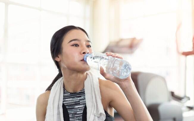 Por conta das altas temperaturas na sala, é importante se hidratar bem antes, durante e também depois da 