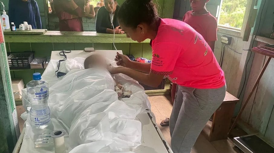 Criança Yanomami recebe atendimento de equipe de Saúde