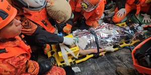 Criança interagia com bombeiros enquanto estava sob escombros