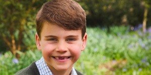 Família real celebra 7 anos do príncipe Louis com foto rara