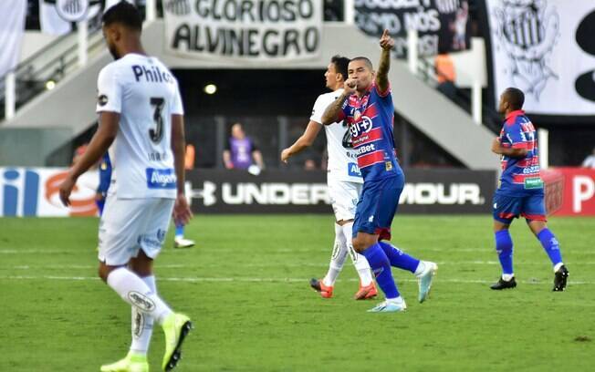 Após bom primeiro tempo, Santos tem pane e apenas empata com o Fortaleza: 3x3 na Vila Belmiro