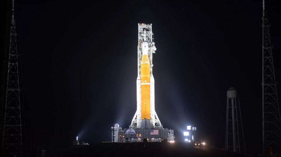 Foguete Space Launch System (SLS) na plataforma do Centro Espacial John Kennedy, na Flórida, de onde partiria
