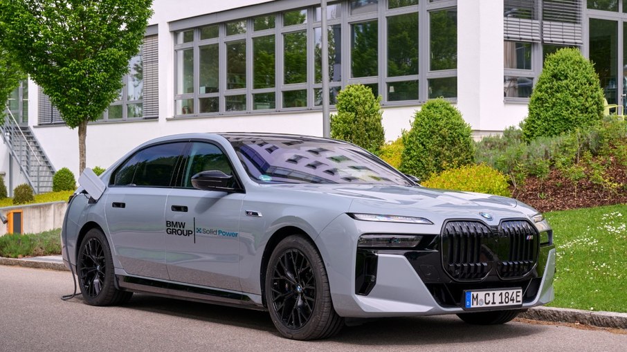 BMW i7 com bateria de estado sólido