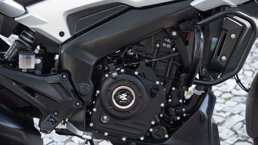 Dominar 250 mantém o motor monocilíndrico de 248,8 cm³ com refrigeração líquida e câmbio de seis marchas. Dominar 250 mantém o motor monocilíndrico de 248,8 cm³ com refrigeração líquida e câmbio de seis marchas.