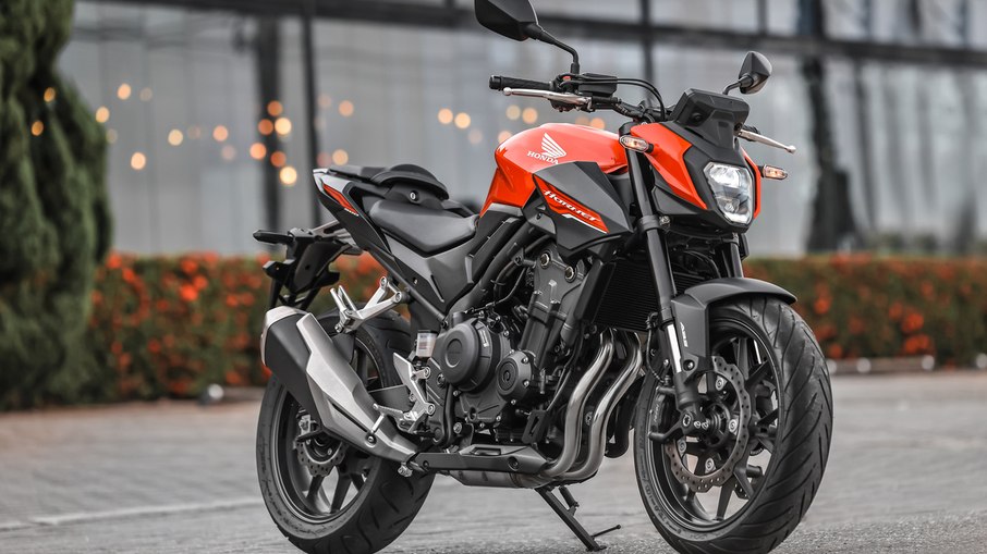 Naked média da Honda tem suspensão dianteira Showa SFF-BP e traseira Pro-Link regulável